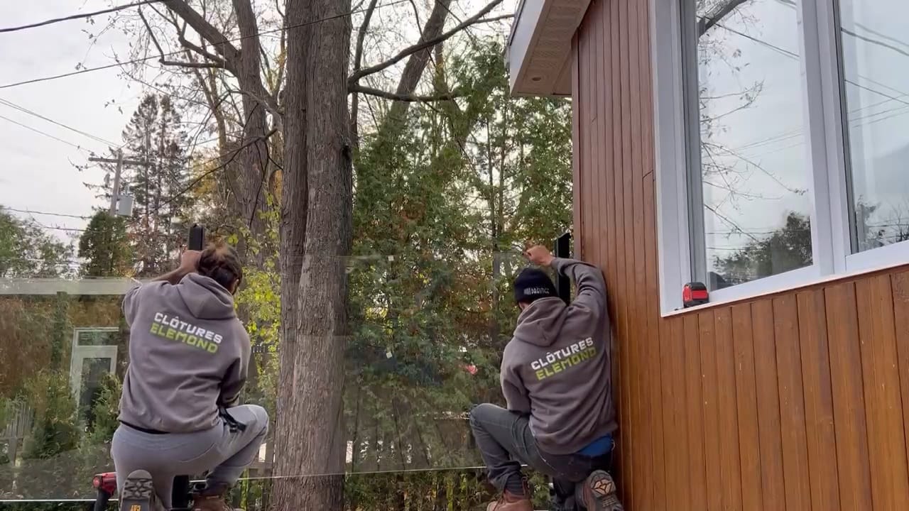 Installation de clôture professionnelle et de qualité par l'équipe Elemond