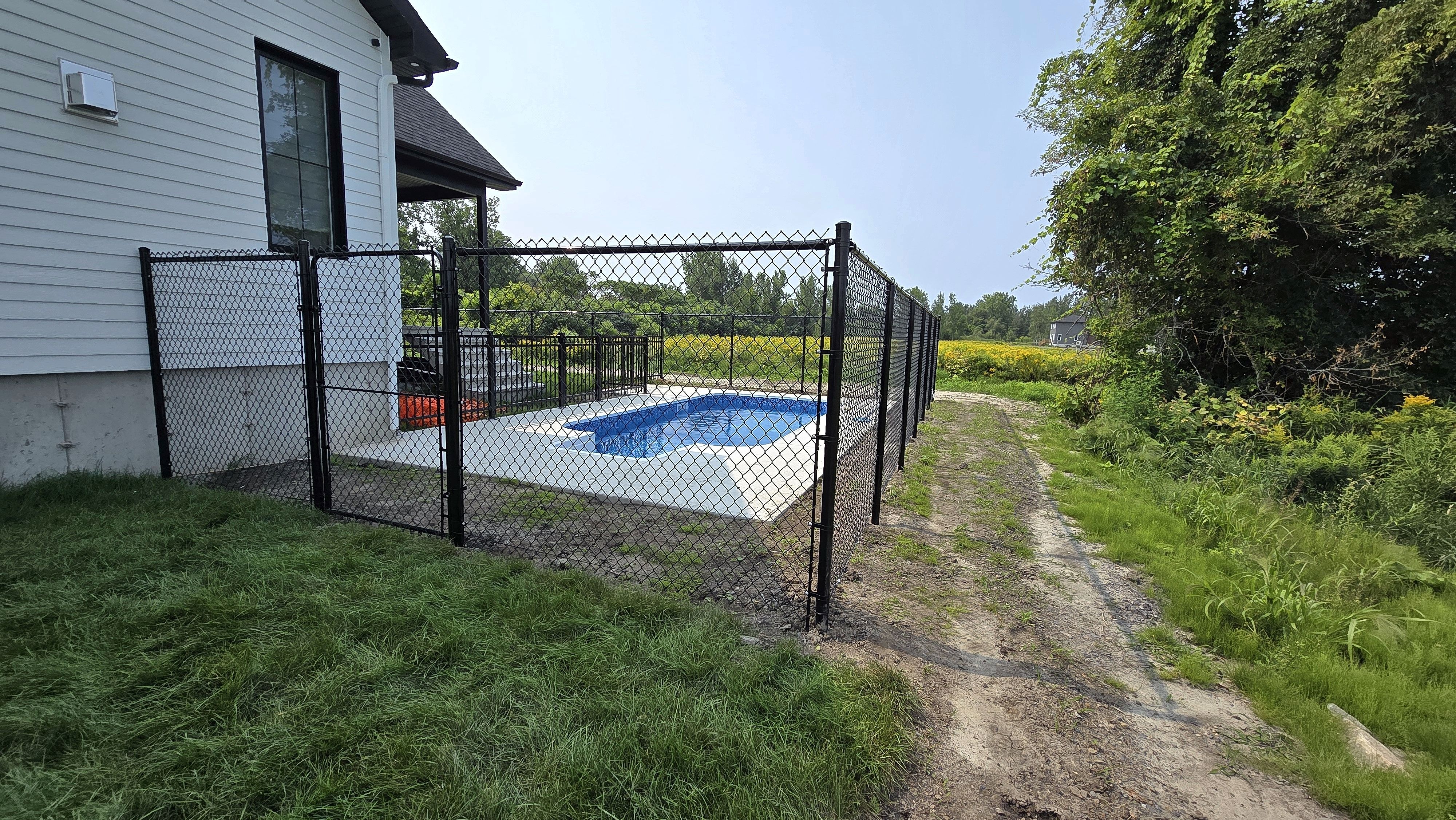 Projet d'installation de clôture à Montréal et Rive-Nord par Clôtures Elemond 11